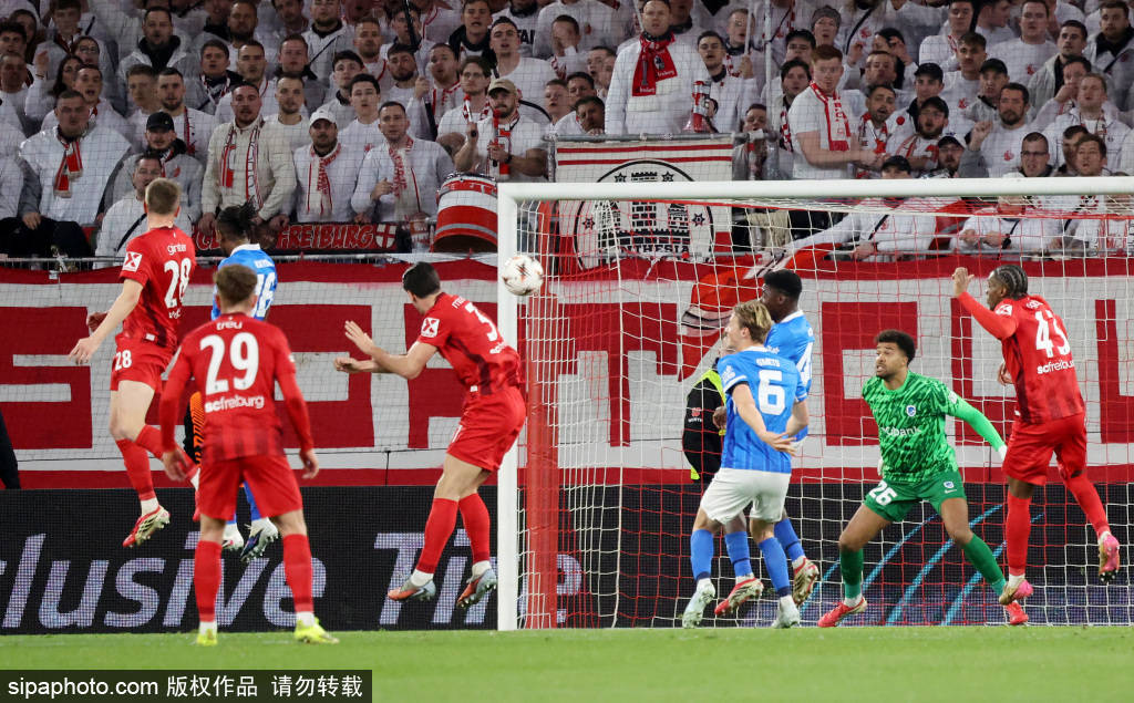 德甲争冠关键时刻：弗赖堡错失良机，特雷乌推射偏出引发热议